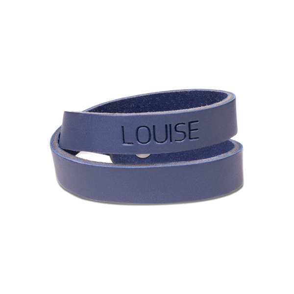 DUO læderarmbånd fra byRavn i mørkeblåt kernelæder, dobbelt vikling med navnet "Louise" graveret