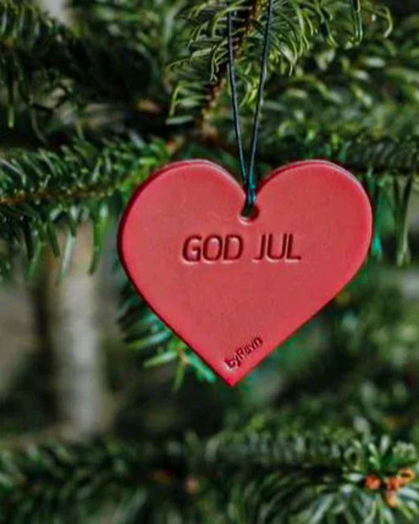 FROST julehjerte i rødt læder med graveringen "God jul" hængt i grønt juletræ