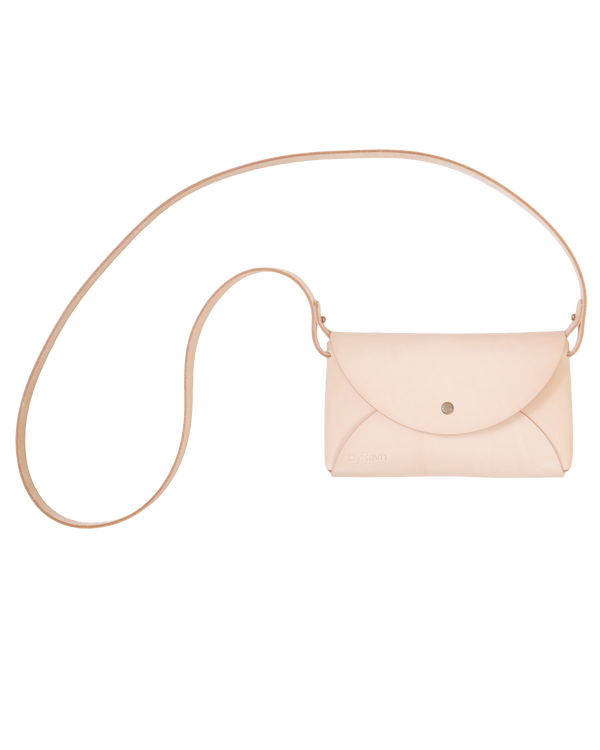 INA skuldertaske fra byRavn i naturfarvet læder med lang smal rem og trykknap-lukning i stål