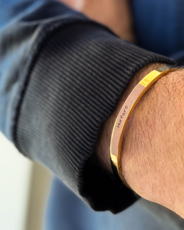 MARS SCRIPT armbånd i guldbelagt stål med "Morfar" ♡ graveret i håndskrift om håndleddet, sort sweatshirt