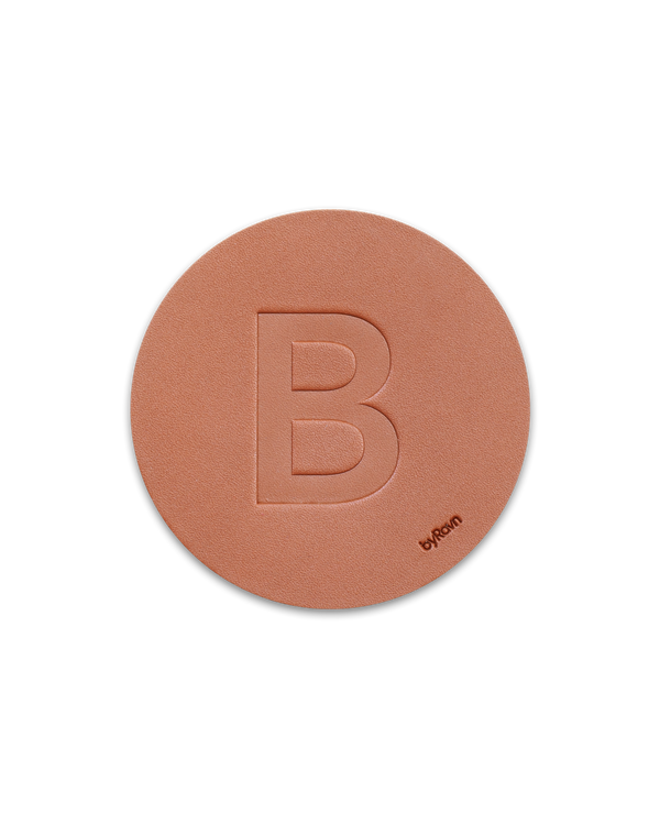 MOKKA bordskåner fra byRavn i cognac læder præget med det store bogstav "B"