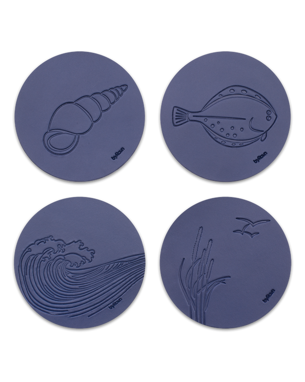 MOKKA sommerhus bordskånere fra byRavn i mørkeblåt læder, 4 motiver: konkylie, fladfisk, bølge og marehalm med måger