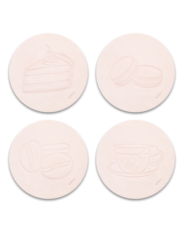 MOKKA kaffe & kage bordskånere fra byRavn i naturfarvet læder, 4 motiver: lagkage, macarons, kaffebønner og tekop