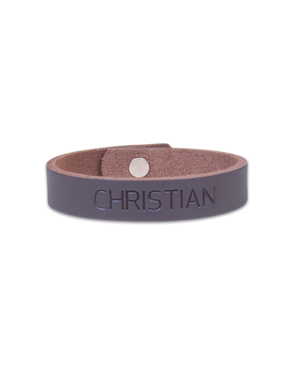 MONO læderarmbånd fra byRavn i mørkebrunt kernelæder med navnet "Christian" graveret og trykknap i stål