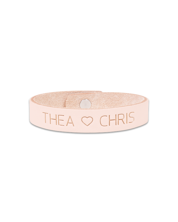 MONO læderarmbånd fra byRavn i naturfarvet læder med graveringen "Thea ♡ Chris" og trykknap