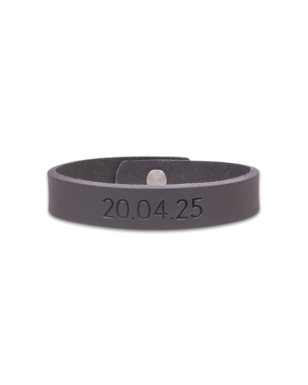 MONO læderarmbånd fra byRavn i sort kernelæder med datoen "20.04.25" graveret og trykknap i stål