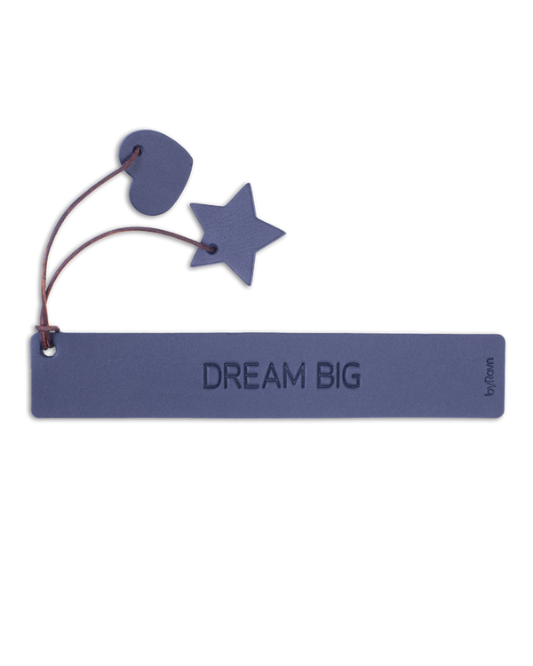 PAGE bogmærke fra byRavn i mørkeblåt læder med graveringen "Dream big" og hjerte og stjerne i læder på snor