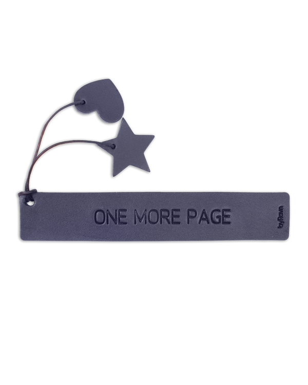 PAGE bogmærke fra byRavn i sort læder med graveringen "One more page" og hjerte og stjerne i læder på snor