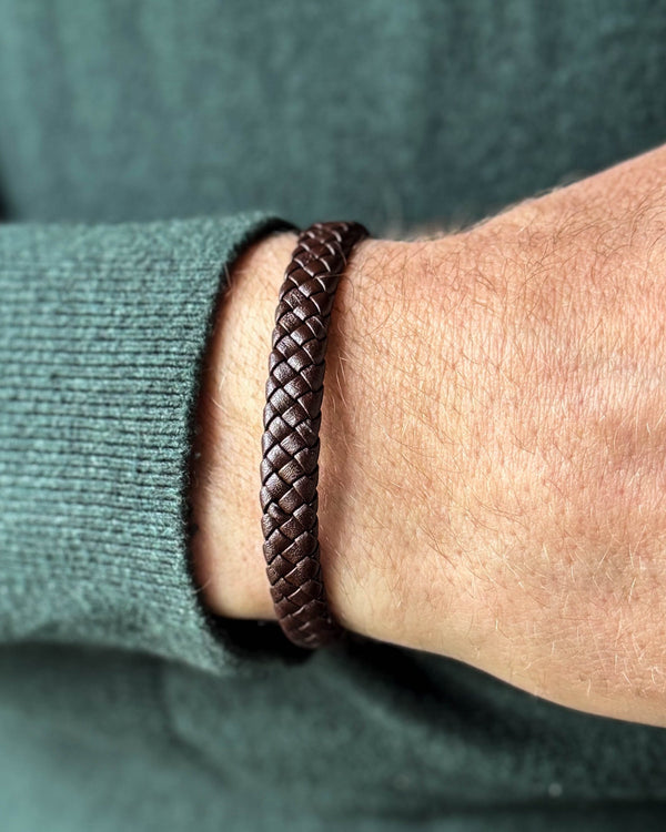 RAY læderarmbånd i mørkebrunt flettet læder om mandehåndled, mørkegrøn strik
