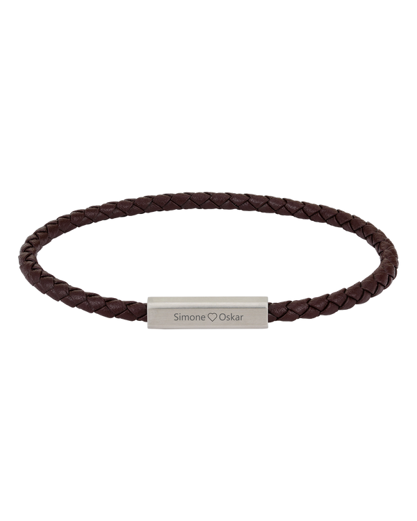RIO læderarmbånd fra byRavn i mørkebrunt flettet læder med stållås og graveringen "Simone ♡ Oskar"
