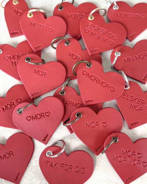 Mange røde ROSE hjerte-nøgleringe i læder med graveringer som "Mor", "Mutti" ♡, "Tak for dig" og "Elsker dig M & M"