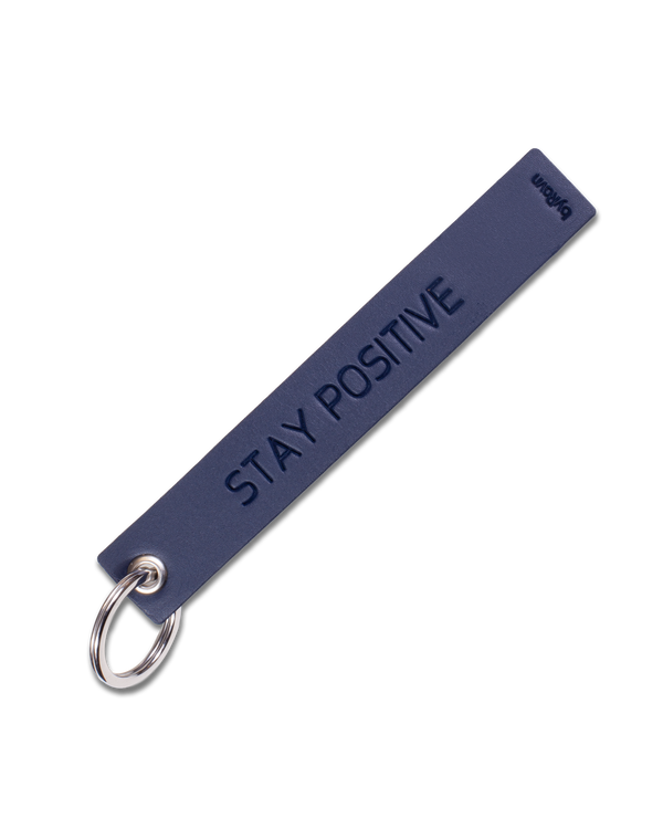 SOLO Large nøglering fra byRavn i mørkeblåt læder med graveringen "Stay positive" og nøglering i stål