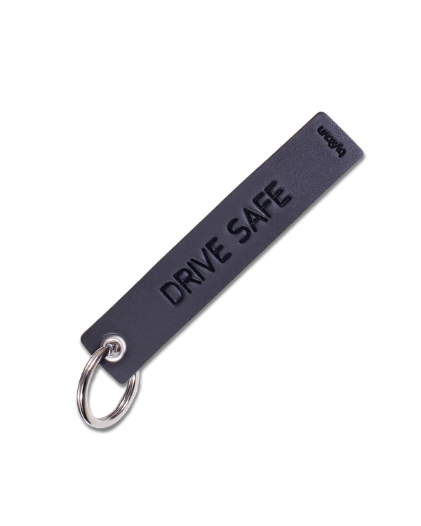 SOLO Medium nøglering fra byRavn i sort læder med graveringen "Drive safe" og nøglering i stål