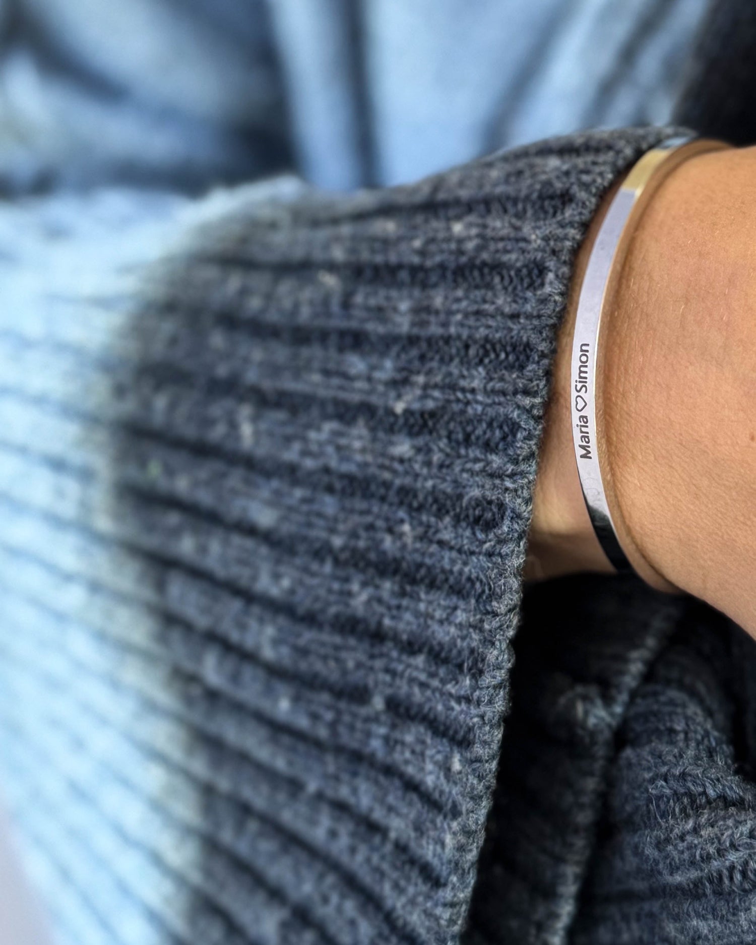 Venindearmbånd – VENUS armbånd i sølvfarvet rustfrit stål graveret "Maria ♡ Simon" om håndleddet, blå strik