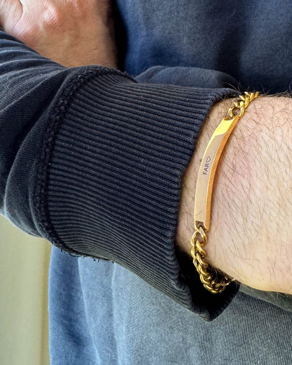 ARA armbånd i guldbelagt stål med graveringen "Far" ♡ om mandehåndled, sort sweatshirt