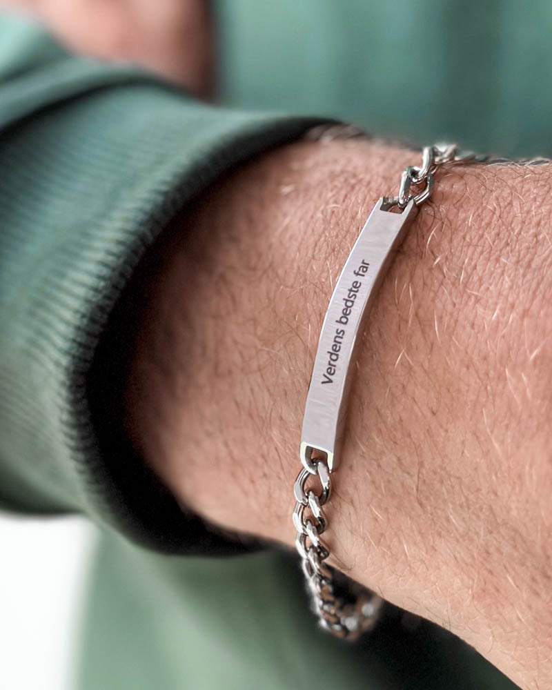 ARA armbånd i sølvfarvet rustfrit stål med graveringen "Verdens bedste far" om mandehåndled, grøn sweatshirt
