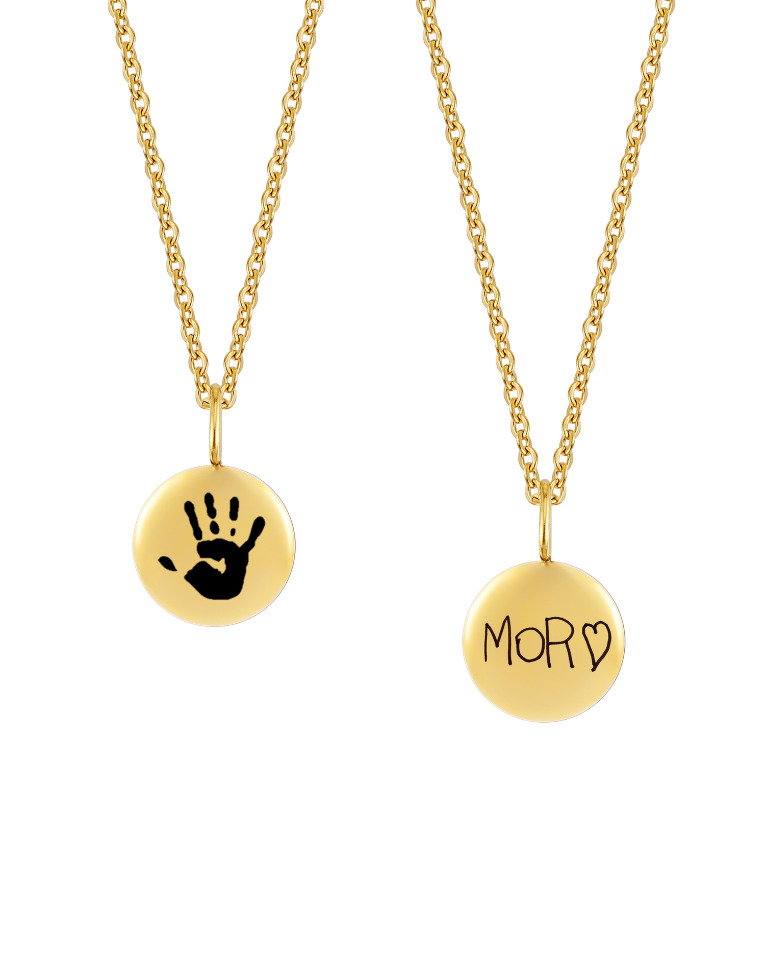 AYA MOTIF halskæde fra byRavn i guldbelagt stål, to små vedhæng med et barns håndaftryk og håndskrevet "Mor" ♡ graveret