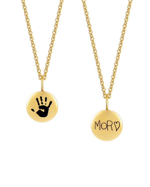 AYA MOTIF halskæde fra byRavn i guldbelagt stål, to små vedhæng med et barns håndaftryk og håndskrevet "Mor" ♡ graveret