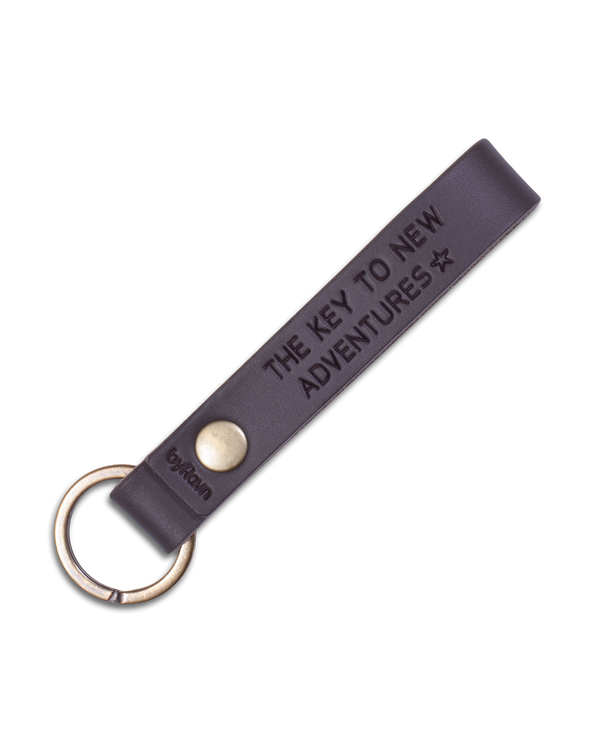 BOND nøglering fra byRavn i mørkebrunt læder med nøglering i antik messing og graveringen "The key to new adventures" ☆