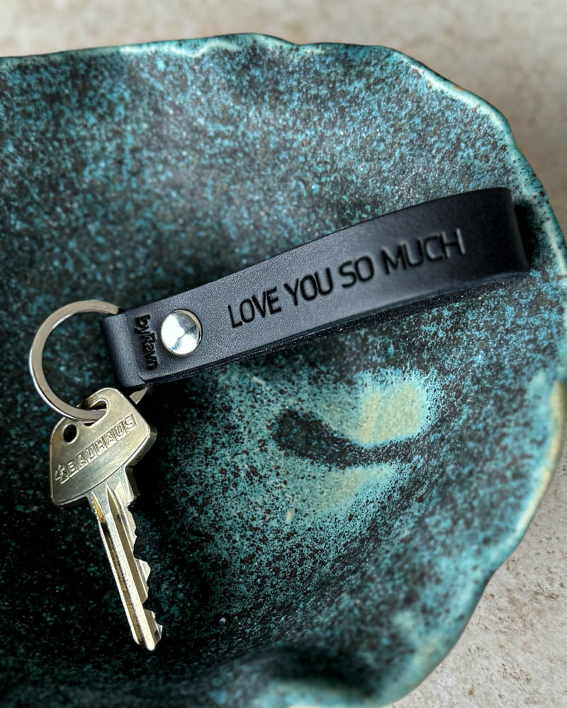 BOND nøglering i sort læder med personlig gravering "Love you so much" og nøgle i turkis keramikskål