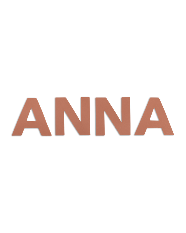 BOX bogstaver fra byRavn i cognac læder, navnet "Anna" i store bogstaver til børneværelset