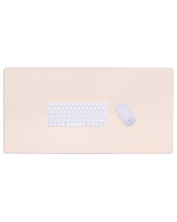 DESK skriveunderlag fra byRavn i naturfarvet læder med hvidt tastatur og computermus