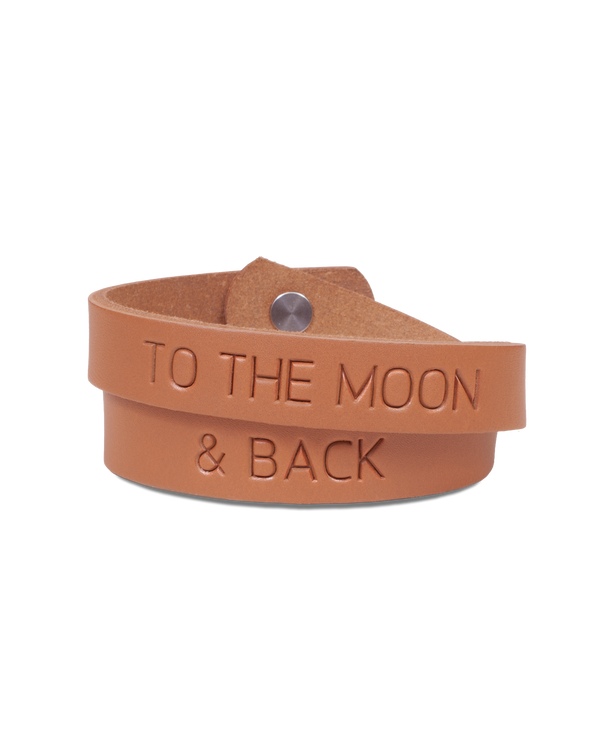 DUO læderarmbånd fra byRavn i cognac kernelæder, dobbelt vikling med graveringen "To the moon & back"