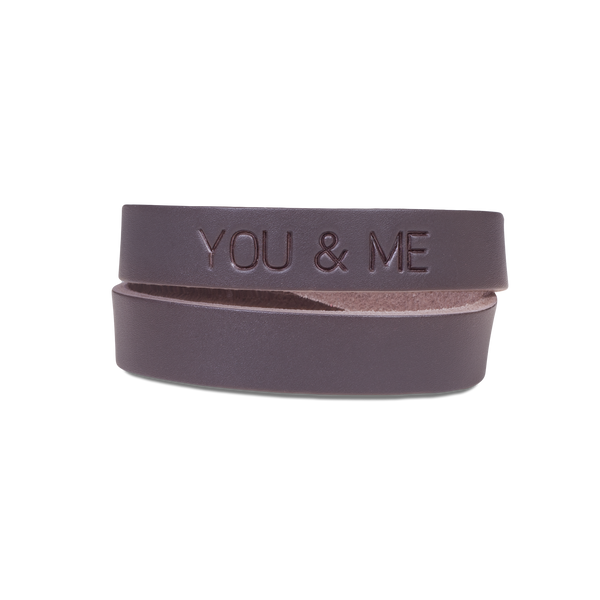DUO læderarmbånd fra byRavn i mørkebrunt kernelæder, dobbelt vikling med graveringen "You & me"