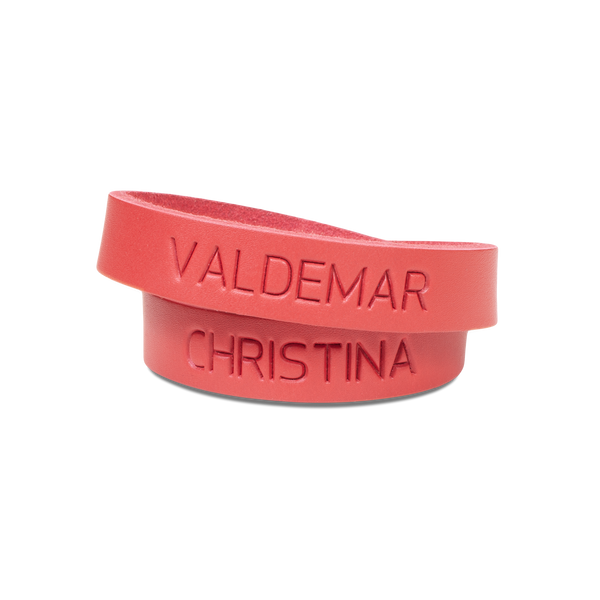 DUO læderarmbånd fra byRavn i rødt kernelæder med navnene "Valdemar" og "Christina" graveret på hver vikling