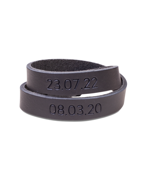 DUO læderarmbånd fra byRavn i sort kernelæder med datoerne "23.07.22" og "08.03.20" graveret på hver vikling