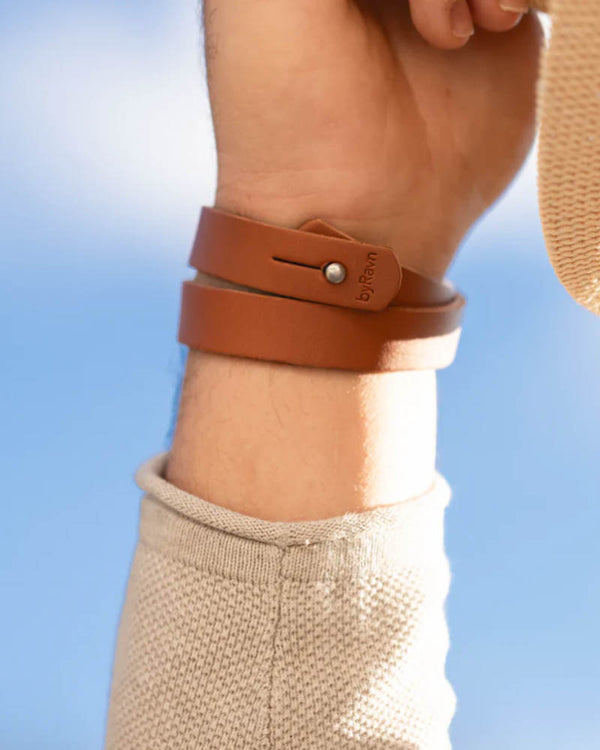 DUO læderarmbånd i cognac læder viklet to gange om håndleddet, set fra indersiden med trykknap og byRavn-præg