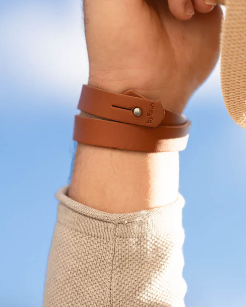 DUO læderarmbånd i cognac læder viklet to gange om håndleddet, set fra indersiden med trykknap og byRavn-præg