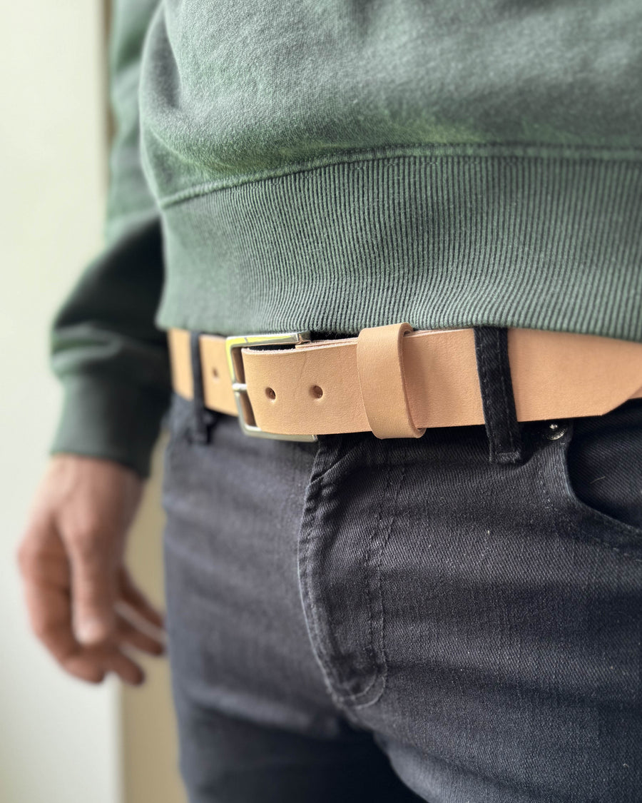 EDGE bælte i naturfarvet læder båret i mørke jeans med grøn sweatshirt