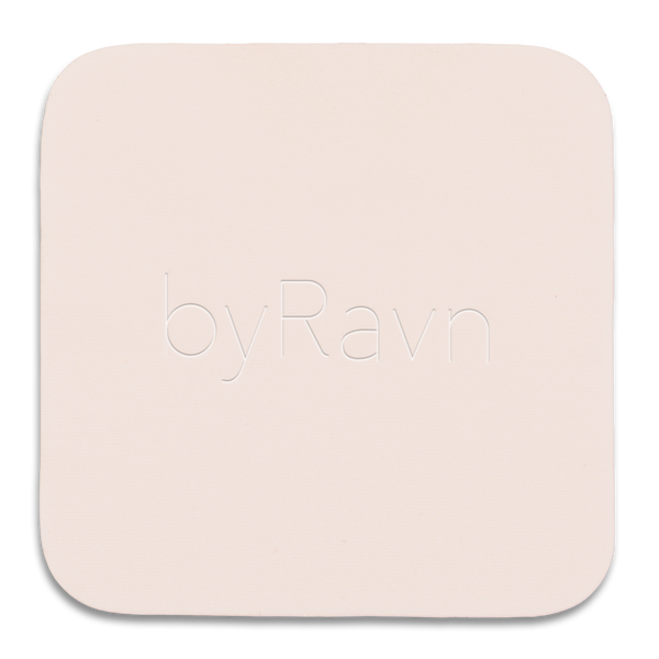 ELI pudseklud til smykker i lys rosa med byRavn-logo præget, vist tæt på
