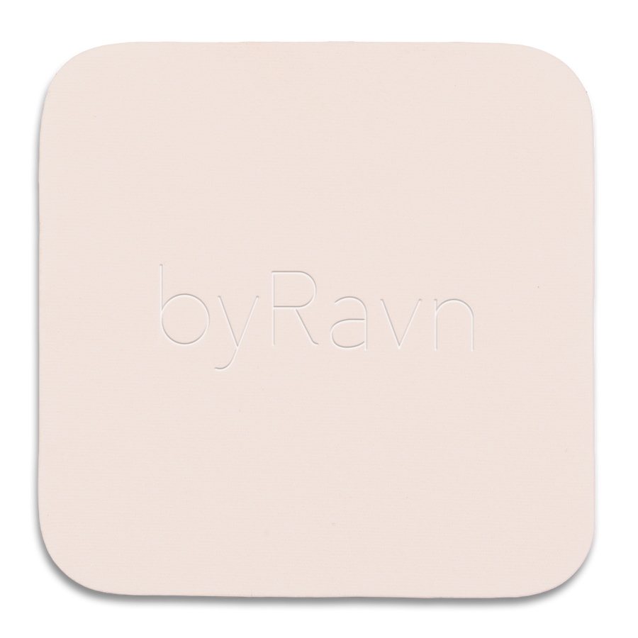 ELI pudseklud til smykker i lys rosa med byRavn-logo præget, vist tæt på