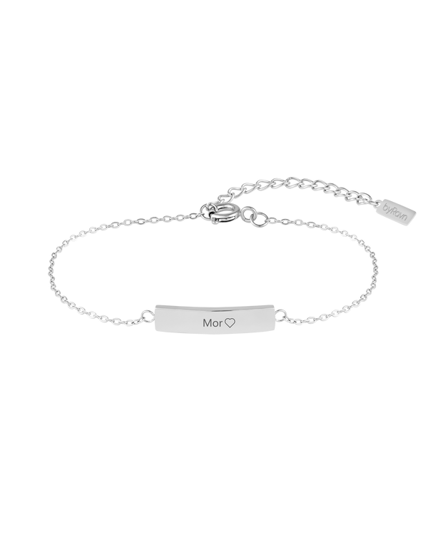 EVI armbånd fra byRavn i sølvfarvet rustfrit stål med aflang plade og graveringen "Mor" ♡