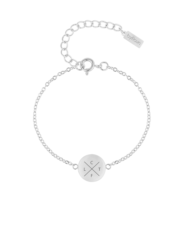 IBI X armbånd fra byRavn i sølvfarvet rustfrit stål, rund plade med kryds og initialerne "C", "L", "T", "F" graveret