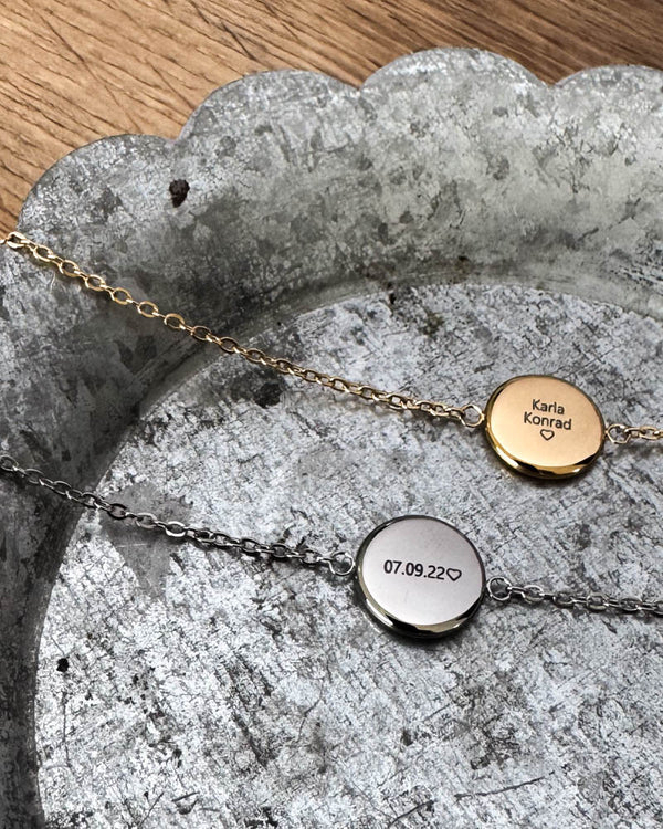 IBI QUOTE armbånd i sølvfarvet rustfrit stål med datoen "07.09.22" ♡ graveret, ved siden af guldbelagt udgave med "Karla Konrad"