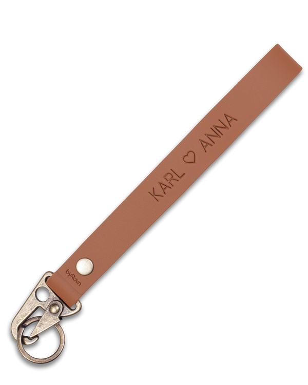 IRON nøglering fra byRavn i cognac læder med lang strop, karabinhage i antik messing og graveringen "Karl ♡ Anna"