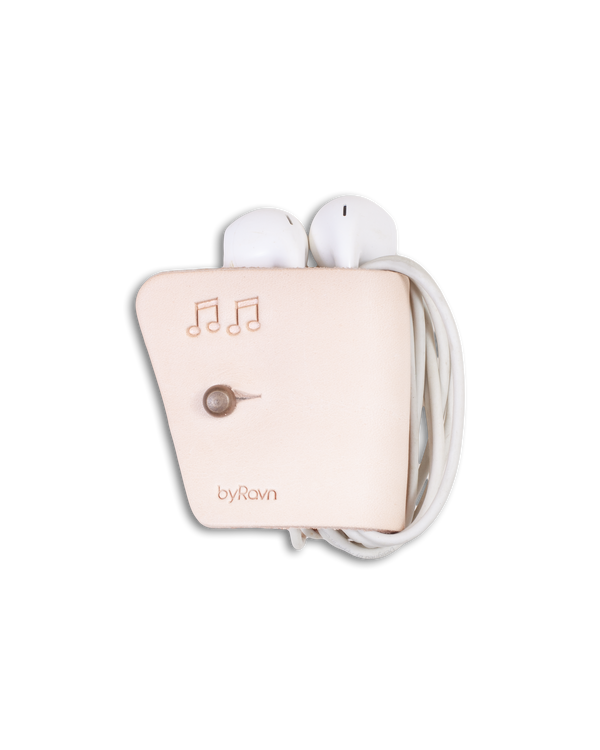 KAX høretelefonholder fra byRavn i naturfarvet læder med geværknap i antik messing og graverede noder, med earpods