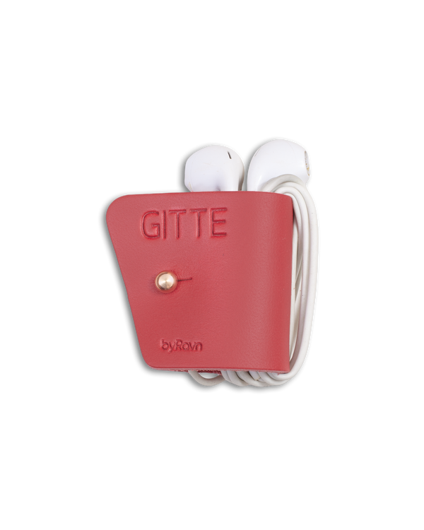 KAX clips til høretelefoner fra byRavn i rødt læder med hvide earpods viklet om og navnet "Gitte" graveret