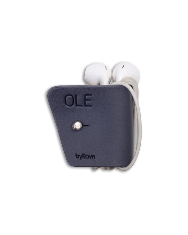 KAX høretelefonholder fra byRavn i sort læder med geværknap i stål og navnet "Ole" graveret, med earpods
