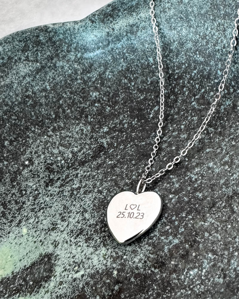 LUV QUOTE halskæde i sølvfarvet rustfrit stål med personlig gravering "L ♡ L 25.10.23" på hjertevedhæng, på grøn patineret sten