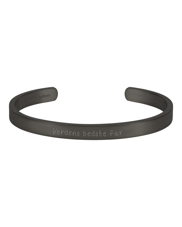 MARS SCRIPT armbånd fra byRavn i sort stål, åben armring med "Verdens bedste far" graveret i håndskrift