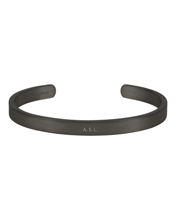 MARS armbånd fra byRavn i sort stål, bred åben armring med initialerne "A. S. L." graveret