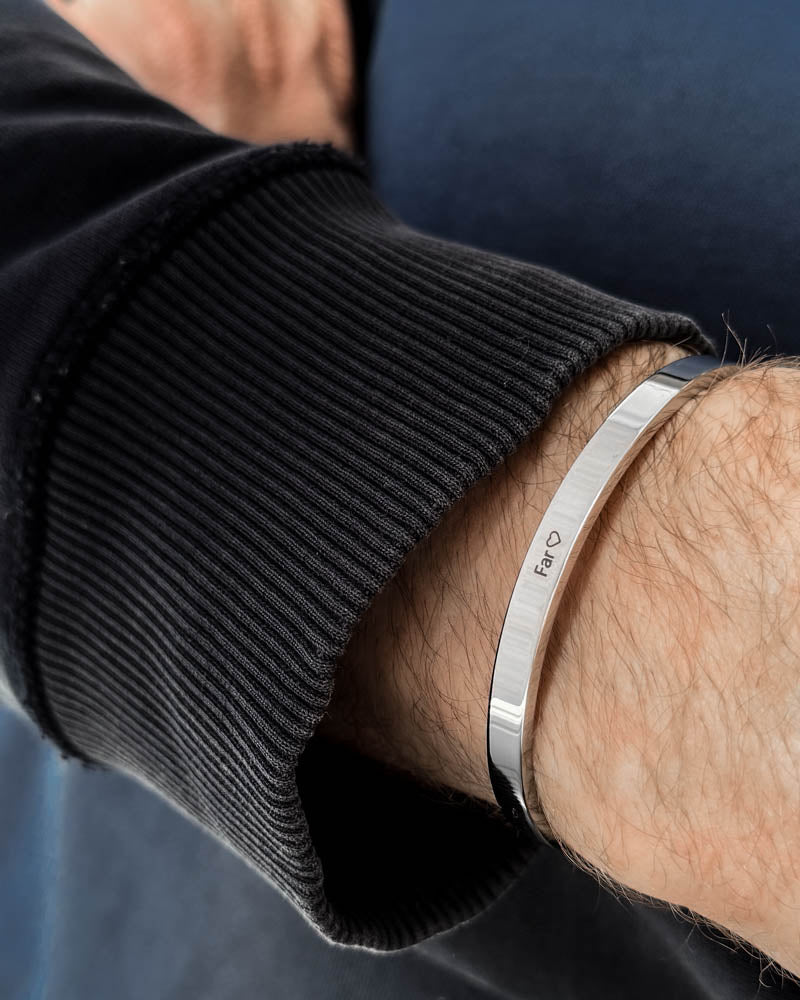 MARS armbånd i sølvfarvet rustfrit stål med graveringen "Far" ♡ om håndleddet, sort sweatshirt