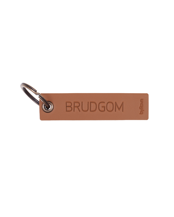 MERRY bordkort fra byRavn i cognac læder med graveringen "Brudgom" og nøglering i metal