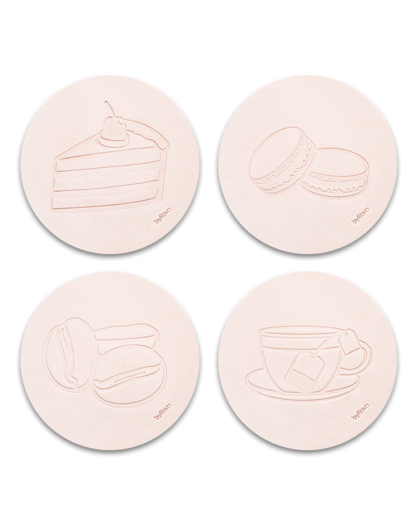 MOKKA kaffe & kage bordskånere fra byRavn i naturfarvet læder, 4 motiver: lagkage, macarons, kaffebønner og tekop