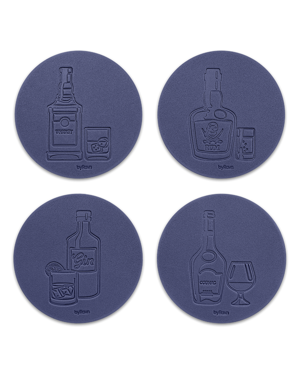 MOKKA spiritus bordskånere fra byRavn i mørkeblåt læder, 4 motiver: whisky, rom, gin og cognac med flaske og glas