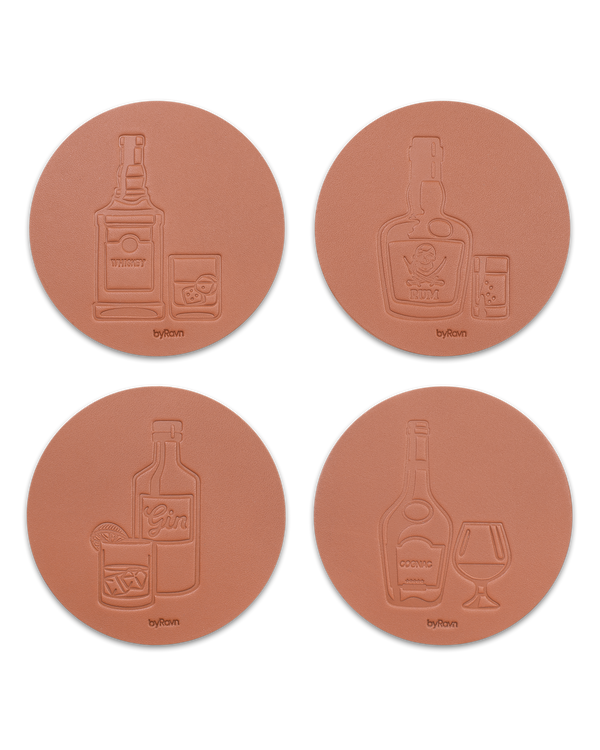 MOKKA spiritus bordskånere fra byRavn i cognac læder, 4 motiver: whisky, rom, gin og cognac med flaske og glas